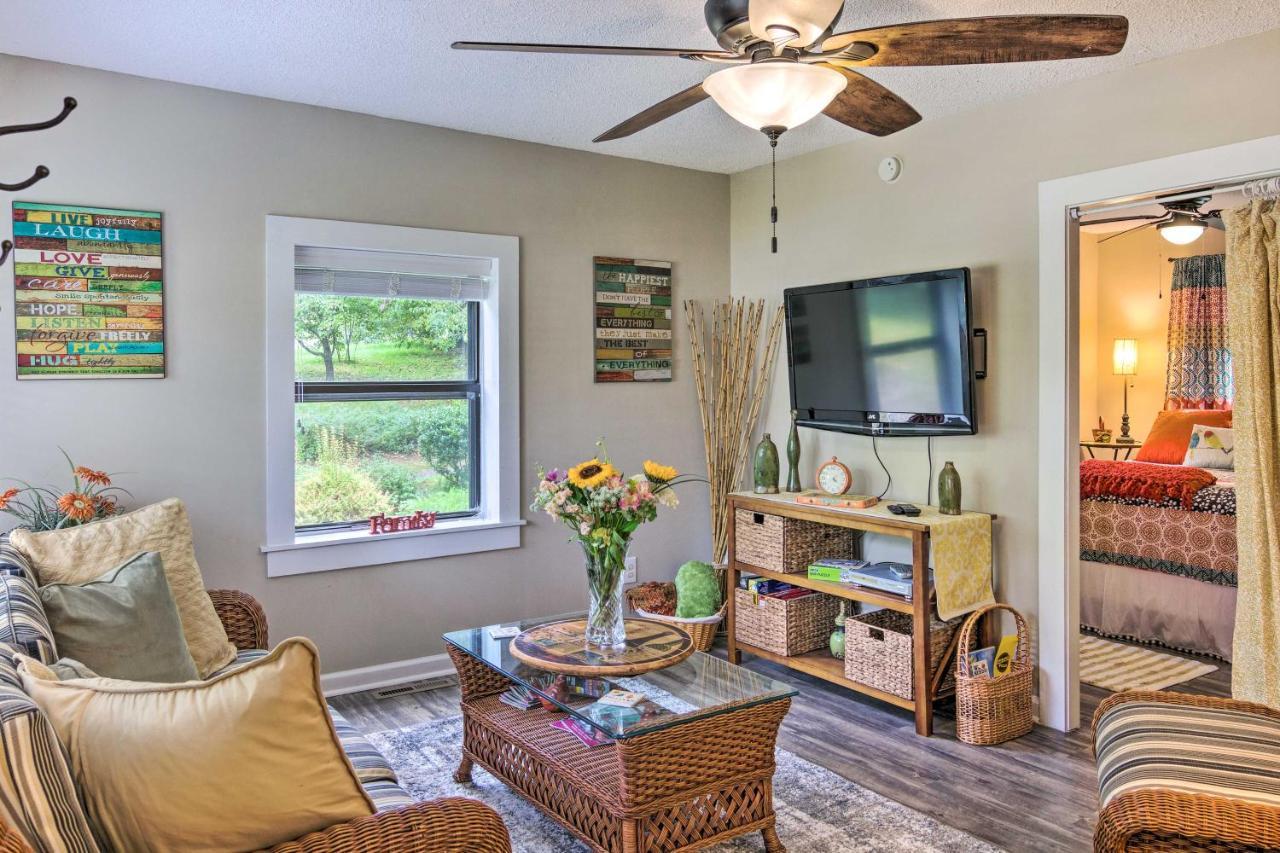 Shaw Creek Cottage With Fire Pit And Forest Views เฮนเดอร์สันวิลล์ ภายนอก รูปภาพ