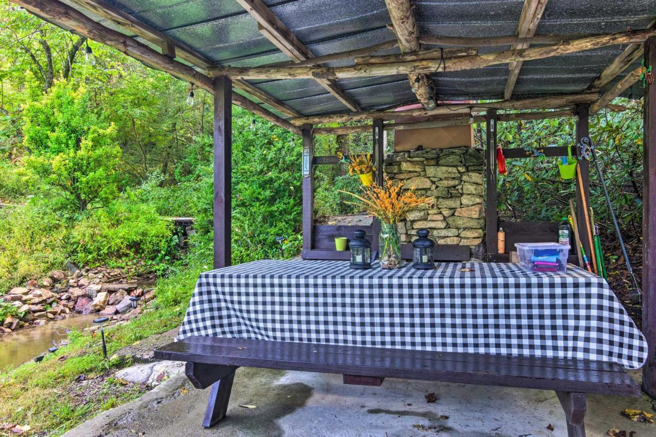 Shaw Creek Cottage With Fire Pit And Forest Views เฮนเดอร์สันวิลล์ ภายนอก รูปภาพ